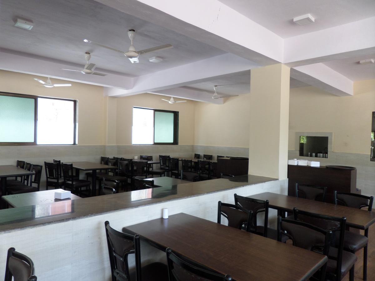 Atithi Farm House Hotel Borlai ภายนอก รูปภาพ